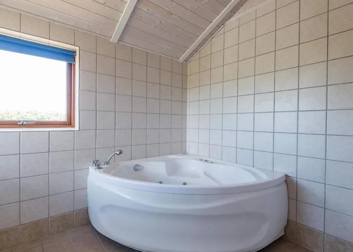 6 Person In Fano-by Traum